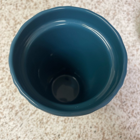 New 2024 Starbucks Winter Collection
Geometric Blue Ceramic Tumbler (12 oz) - Picture 5 of 6